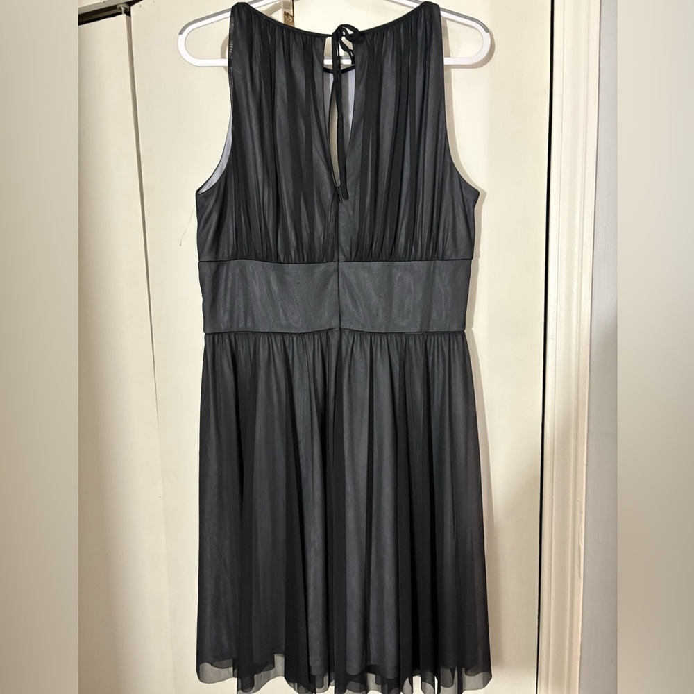 Elegant Black Sleeveless Dress​ - Picture 3 of 6
